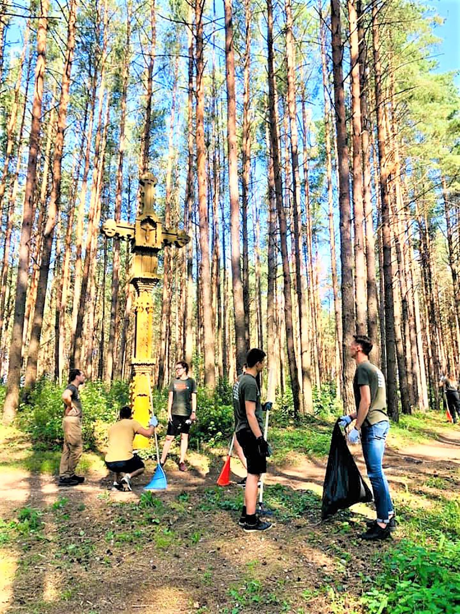 Parką tvarkyti padėjo „Misijos Sibiras“ dalyviai / Parke svečiai darbavosi kelias valandas.