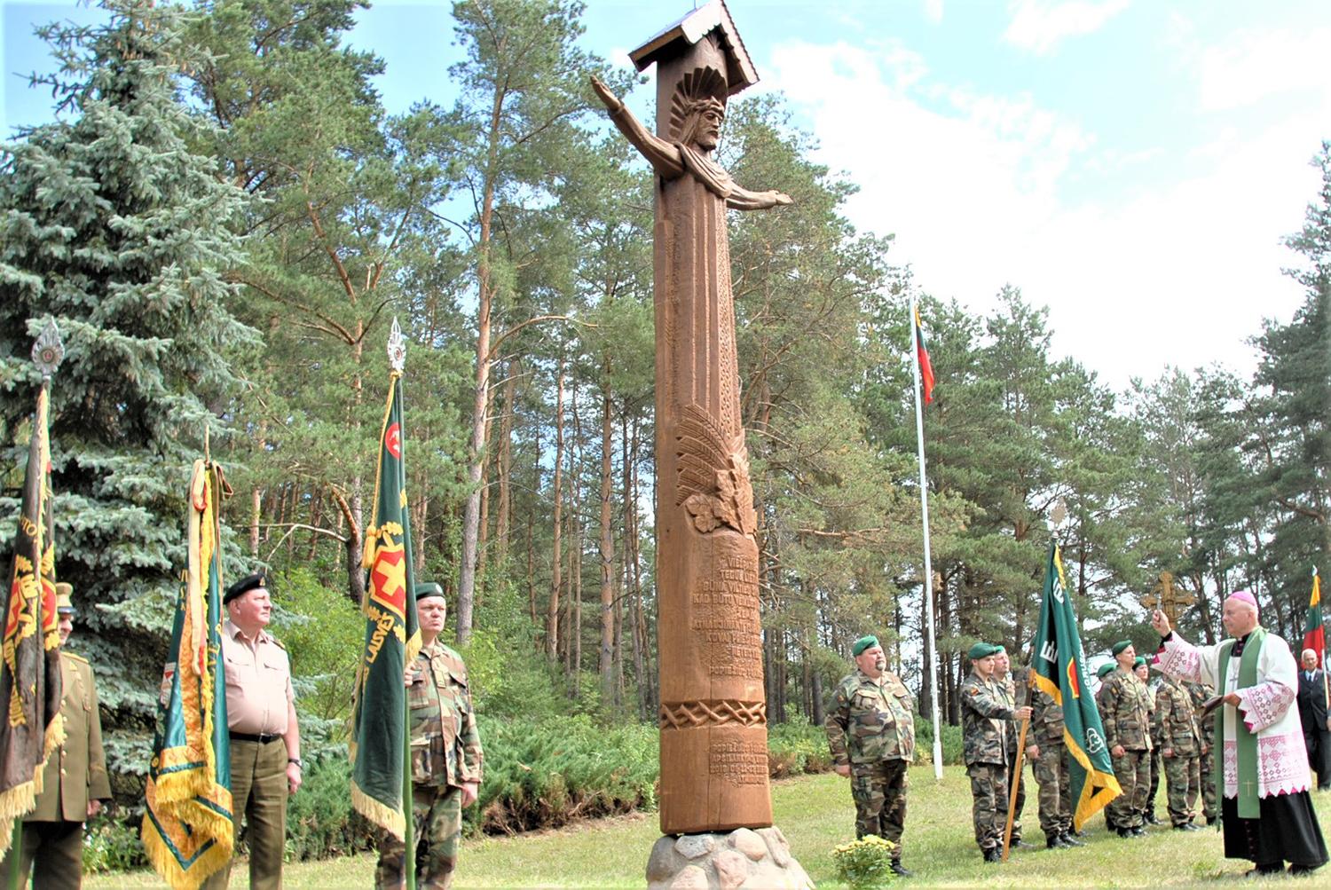 Parke – trys nauji atminimo ženklai / Arkivyskupas Sigitas Tamkevičius pašventino koplytstulpį