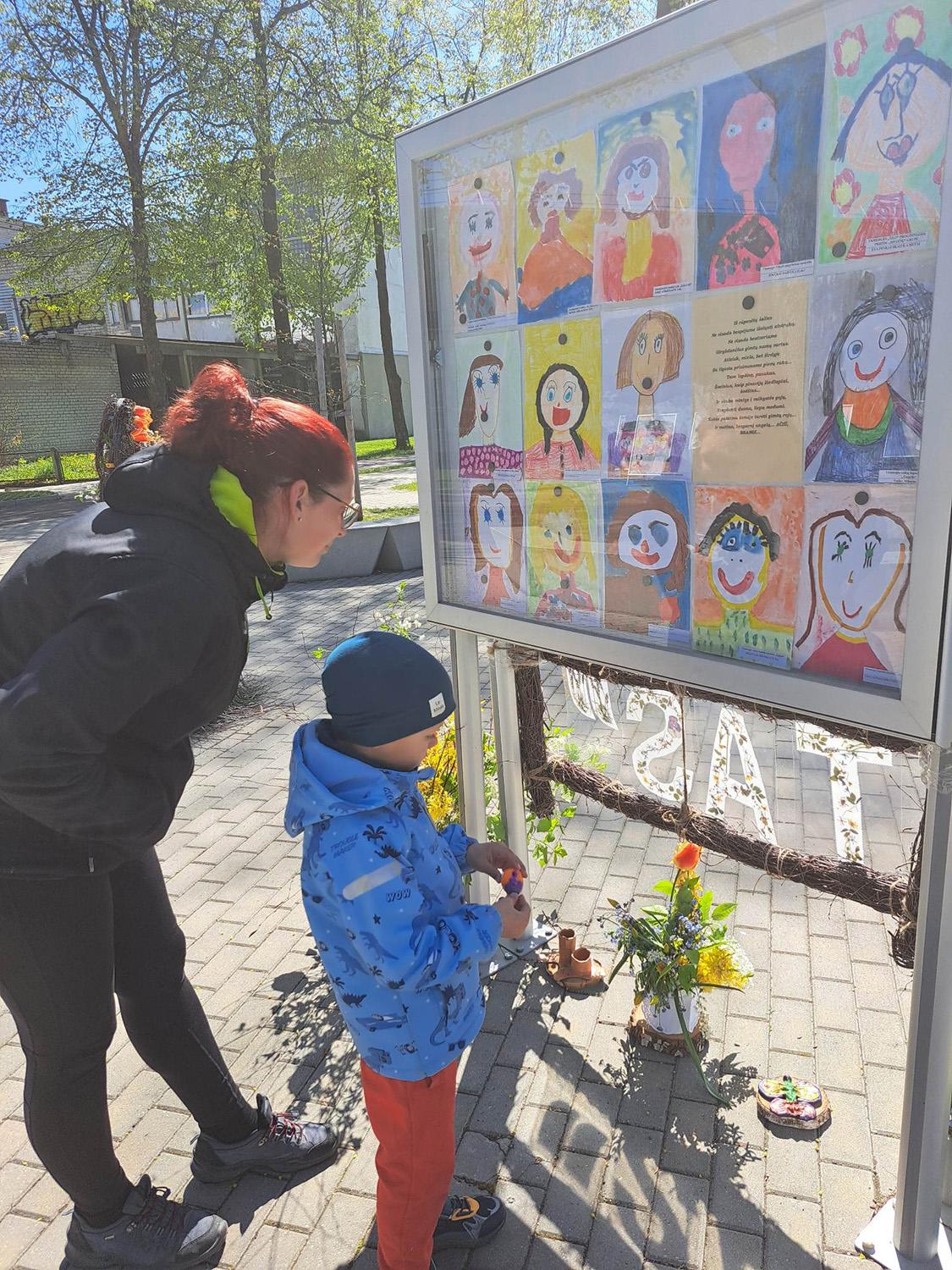 Parodoje – mamų portretai / Piešiniuose vaikai įamžino mamas.