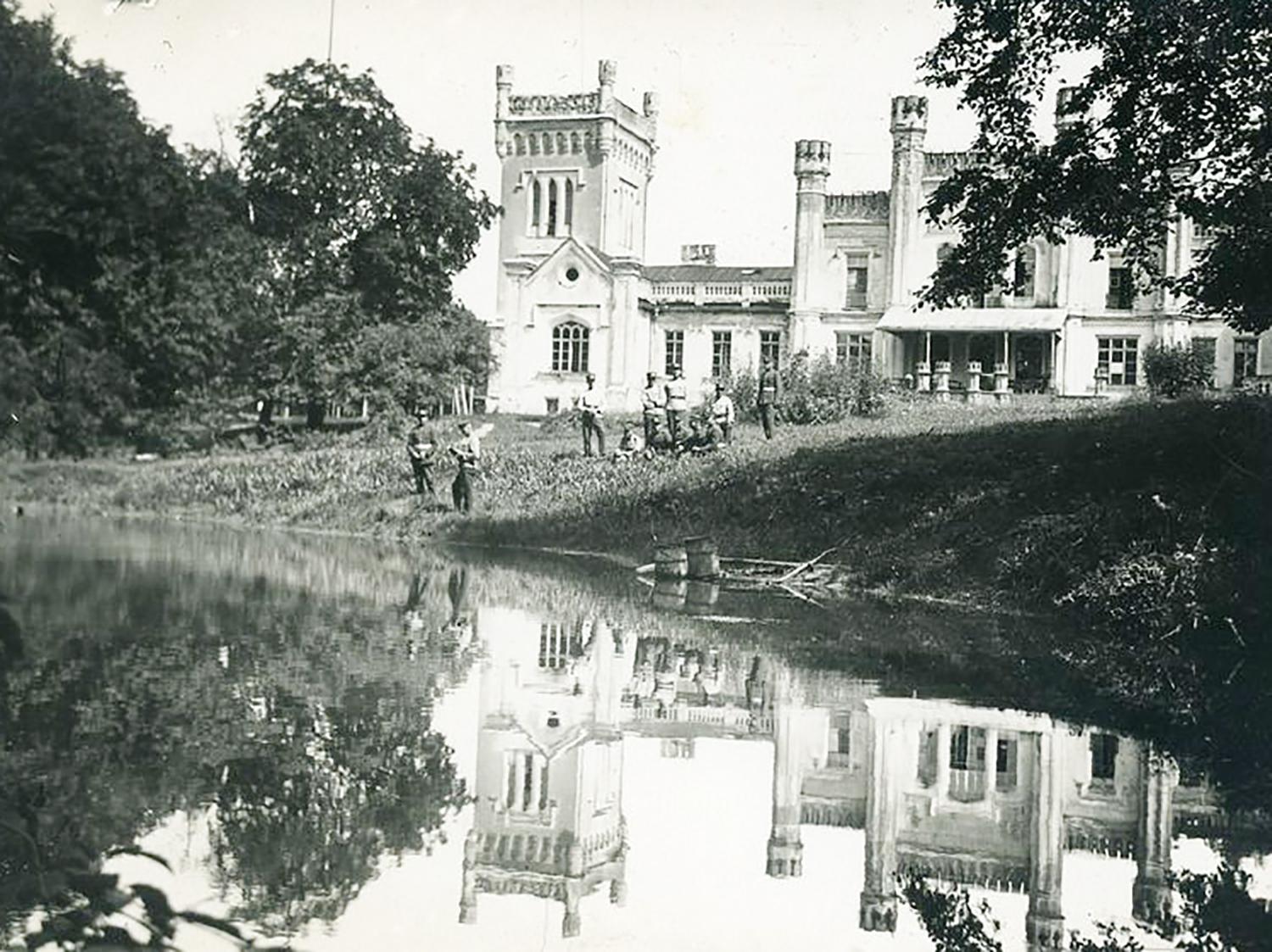 Parodoje – Vaitkuškio dvaro bibliotekos lobynas / Vaitkuškio (Ukmergės apskr.) dvaro rūmai XX a. 3 deš. pab. – XX a. 4 deš. pr.   Ukmergės kraštotyros muziejaus nuotr.