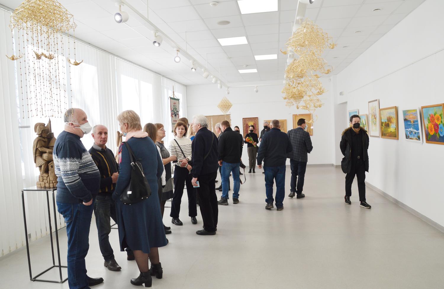 Parodos atidaryme – filmas apie kūrėją / Parodoje pristatyti tautodailininkų darbai.  Autoriaus nuotr.