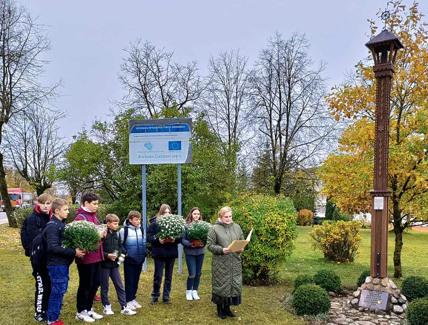 Partizanų atminimui pastatė kryžius ir koplytstulpį / Prie koplytstulpio surengta istorijos pamoka.