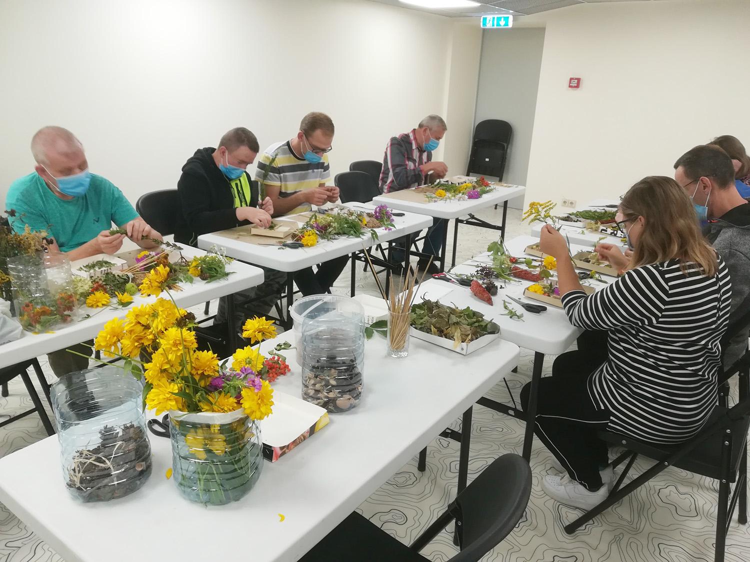 Pasitikėjimą savimi ugdo menu / Dailės terapijos dalyviai.