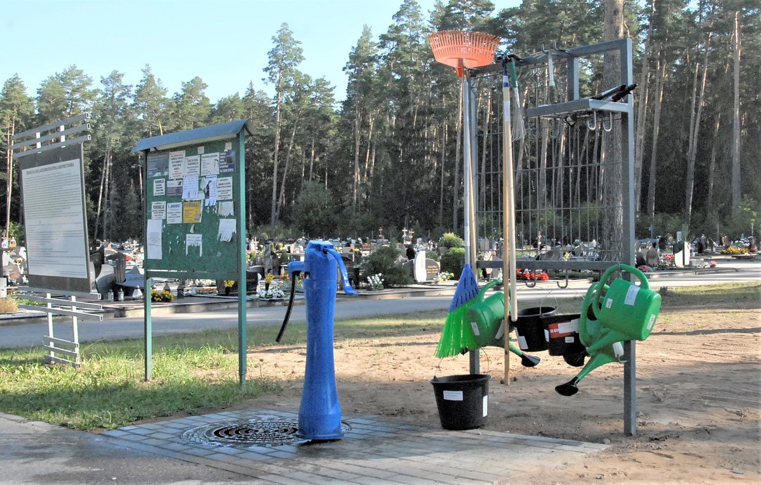 Pasitikėjimo egzaminą išlaikė / Dukstynos kapinėse pastatyti įrankių stendai.  Gedimino Nemunaičio nuotr.
