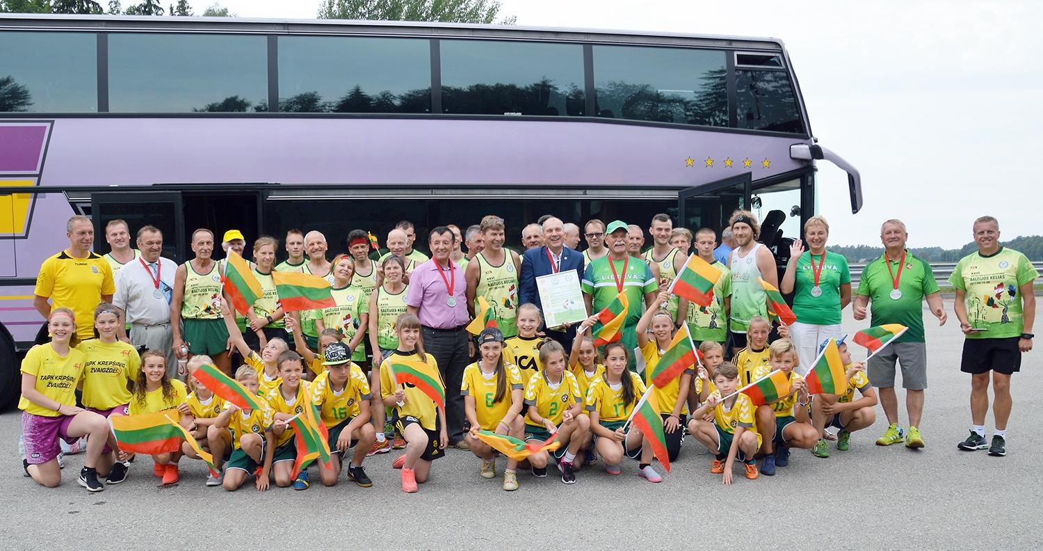 Pasitikti „Baltijos kelio“ bėgimo dalyviai / Prie akcijos kasmet prisijungia ir ukmergiškiai. Autoriaus nuotr.