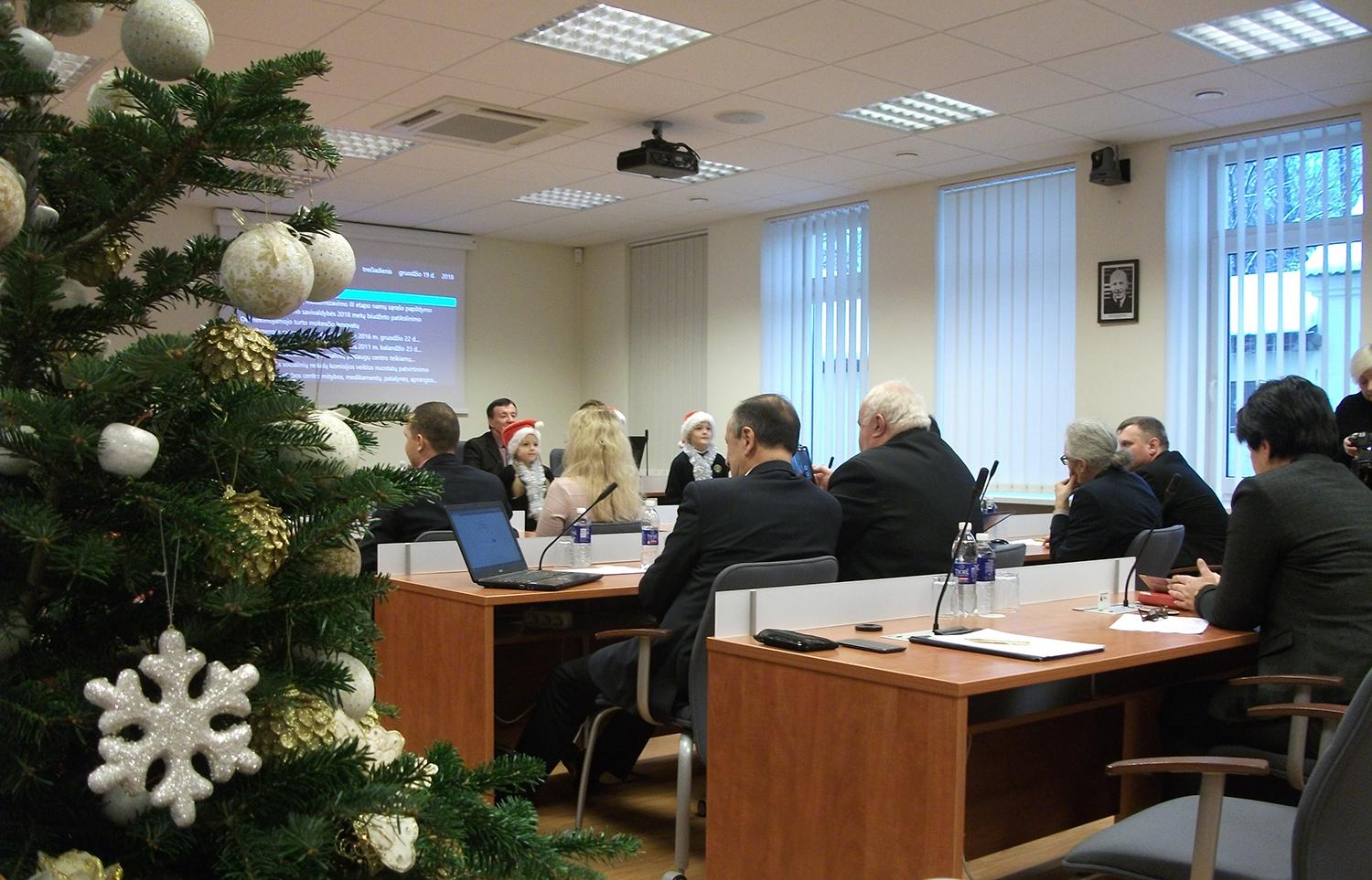 Paskutinis metų posėdis – taikus ir kalėdiškas / Šventiškai papuoštoje savivaldybės salėje vyko paskutinis šiais metais rajono tarybos posėdis. Autorės nuotr.