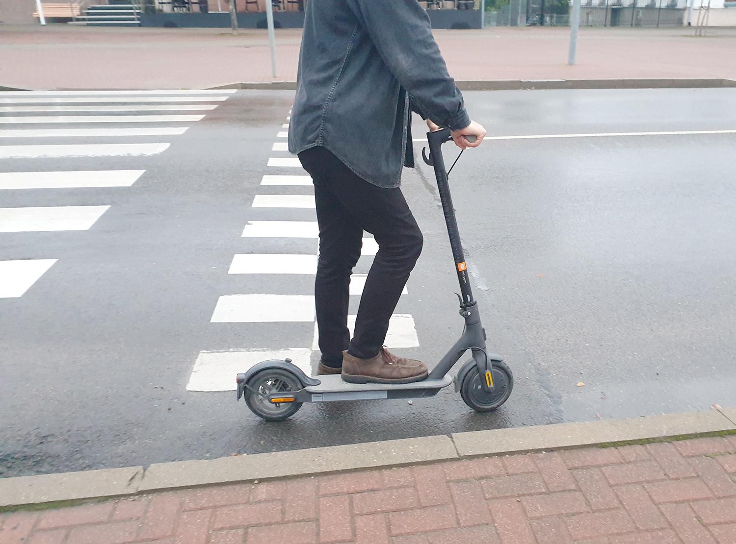 Paspirtukininkams taip pat galioja taisyklės / Ne visi paspirtukininkai po miestą važinėja saugiai.  Autorės nuotr.