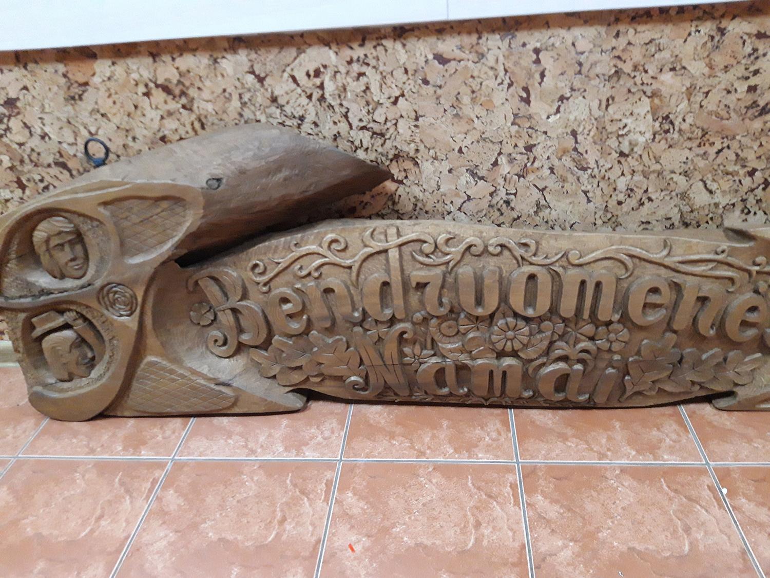 Pastatą papuošė mediniu kūriniu / Prie pastato pritvirtinta tautodailininko Valento Butkaus išdrožta meniška ąžuolinė lenta.