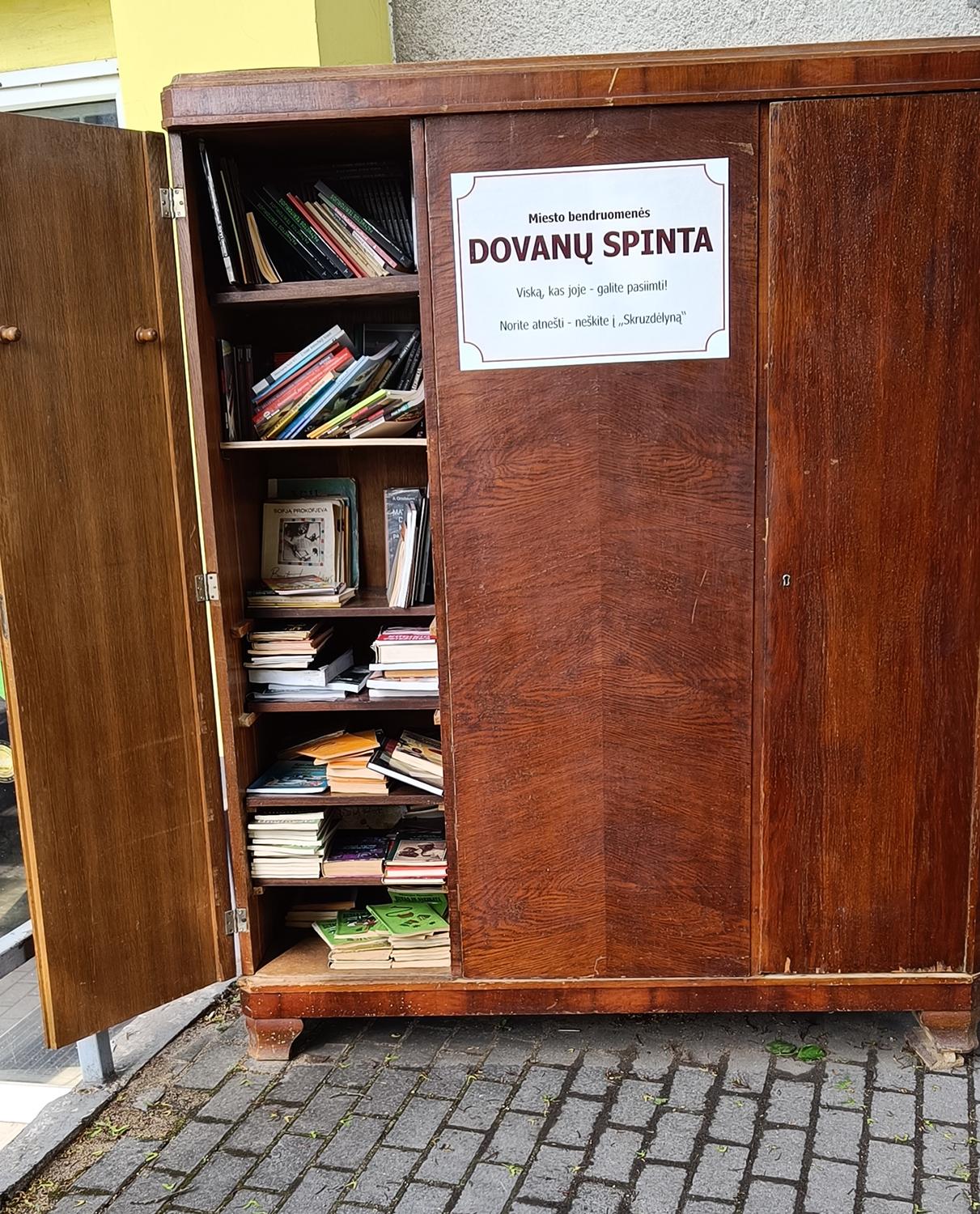 Pastatė „Dovanų spintą“ / Dovanų spinta.