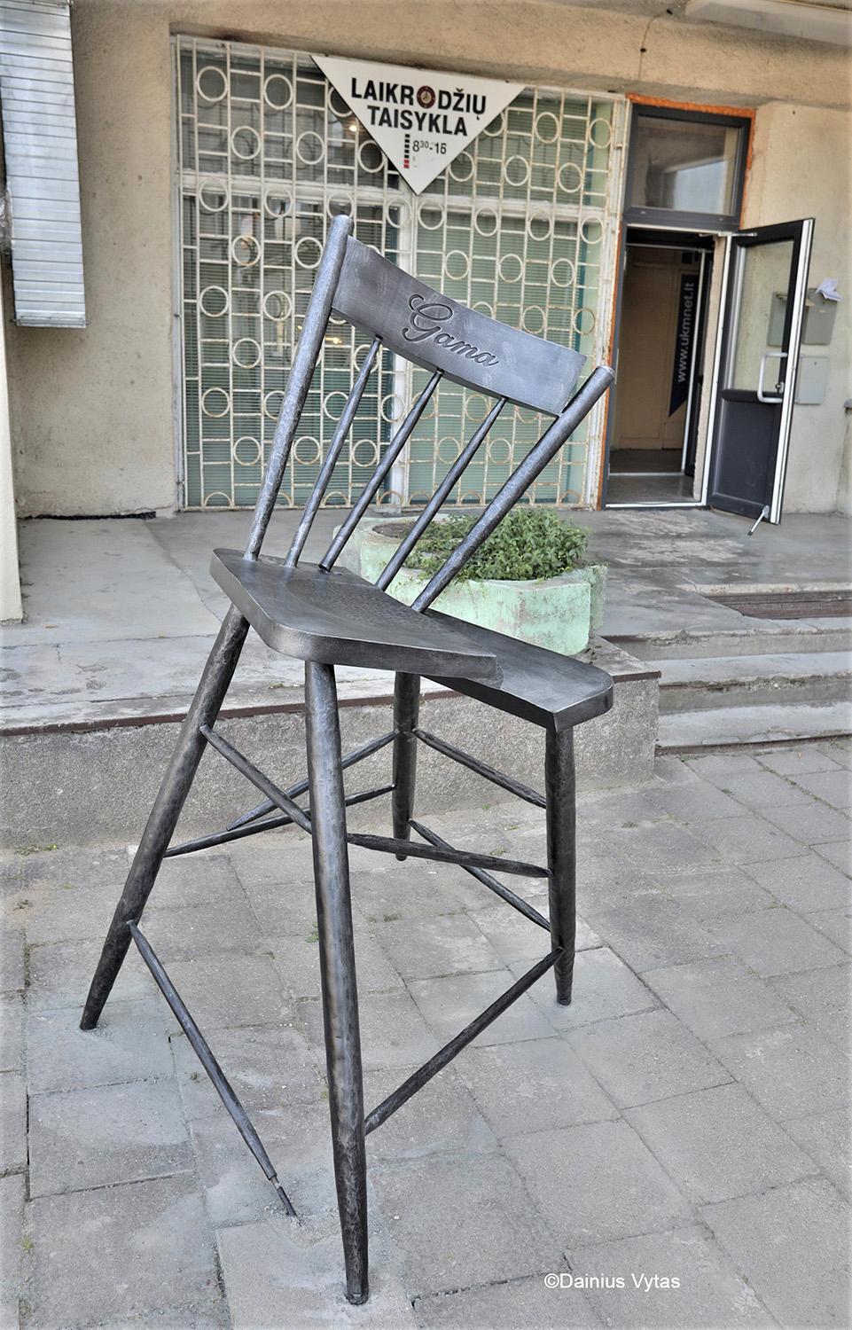 Pastatė neįprastą meninį objektą / Dainiaus Vyto nuotr. Praeivius stebins neįprastas meninis objektas.