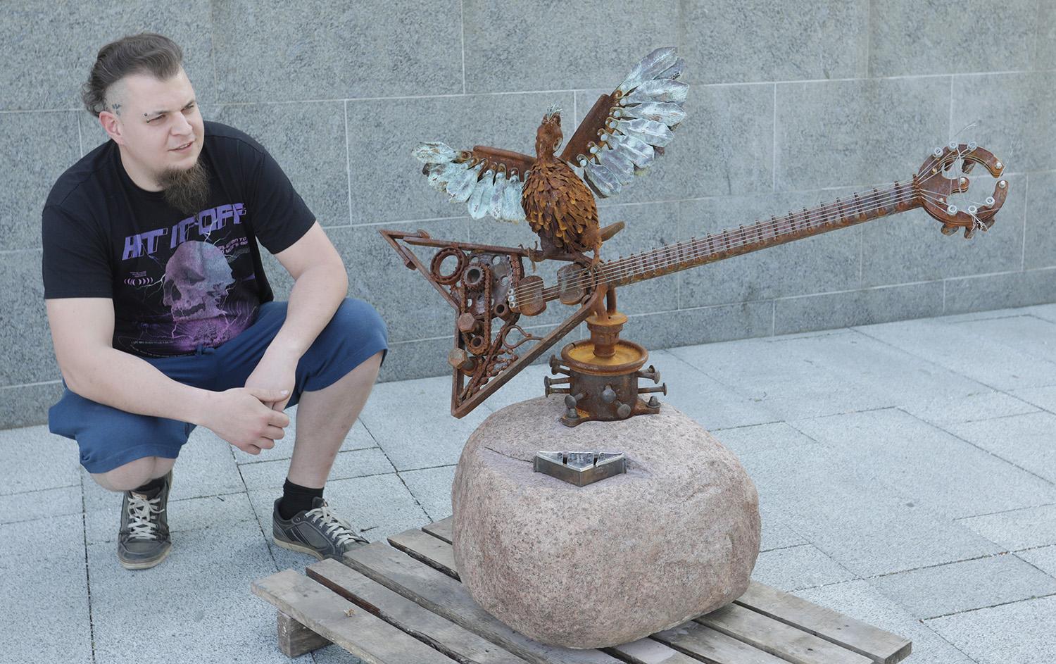 Pastatytas „rokenroliškas“ balandis / Dainiaus Vyto nuotr. „Rokenroliškas“ balandis – menininko Mykolo Vasiliausko dovana gimtajam miestui.