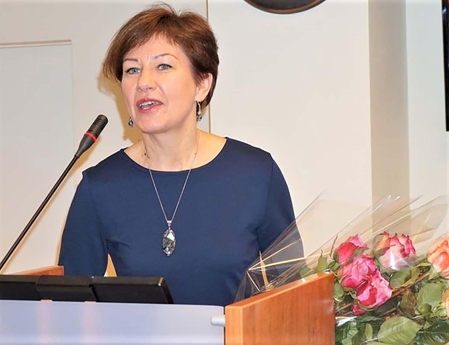 Pasveikino direktorę / Daivos Zimblienės nuotr. Naujoji Taujėnų gimnazijos direktorė Loreta Zdanienė.