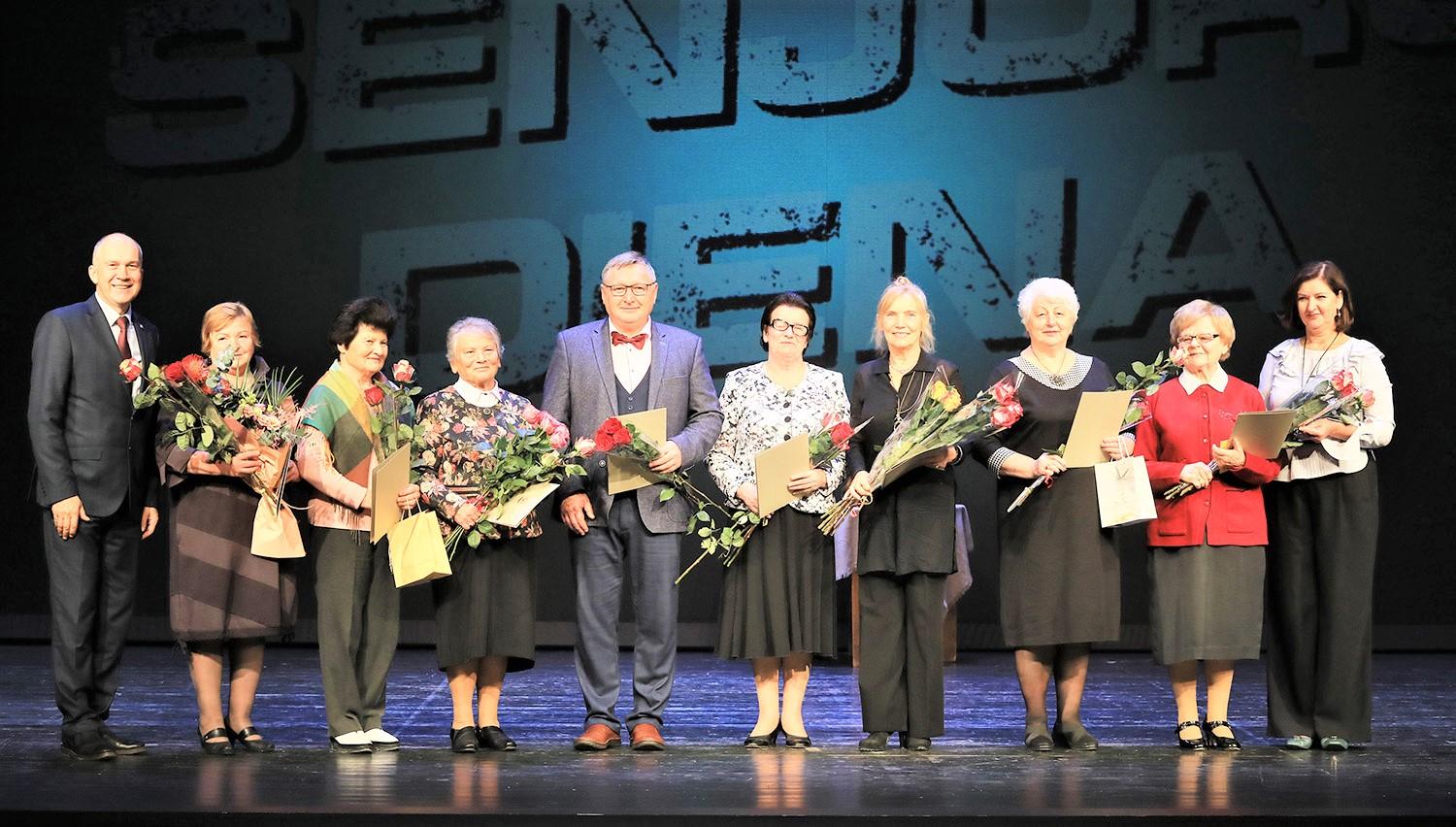 Pasveikino ir pagerbė senjorus / Dainiaus Vyto nuotr. Rajono vadovai apdovanojo aktyvius senjorus.