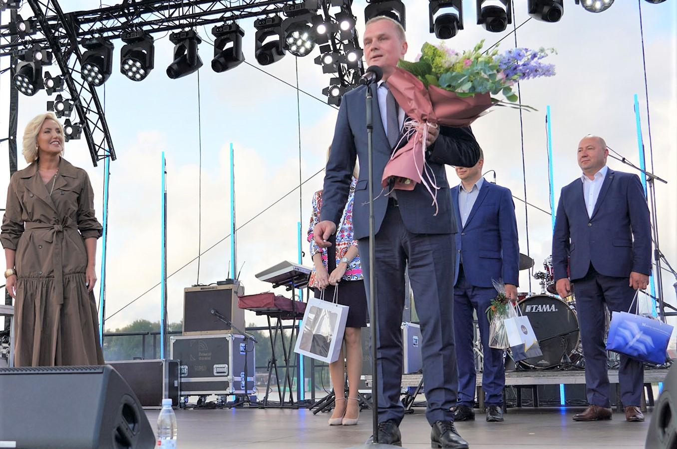 Pasveikino kaimynus / Rajono meras Darius Varnas miesto šventėje Širvintose.