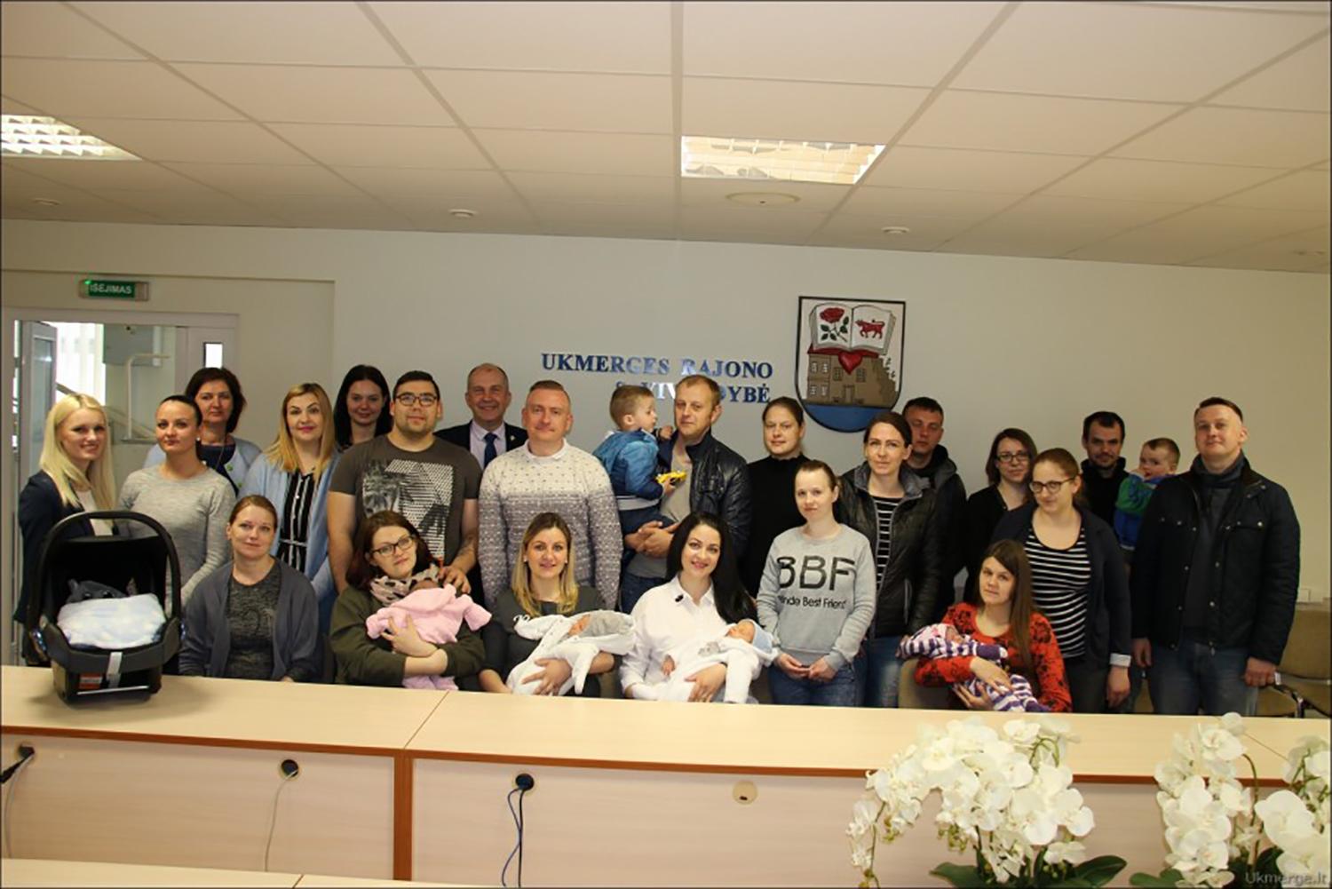 Pasveikino naujagimių tėvelius / Tėveliams įteiktos savivaldybės dovanos.