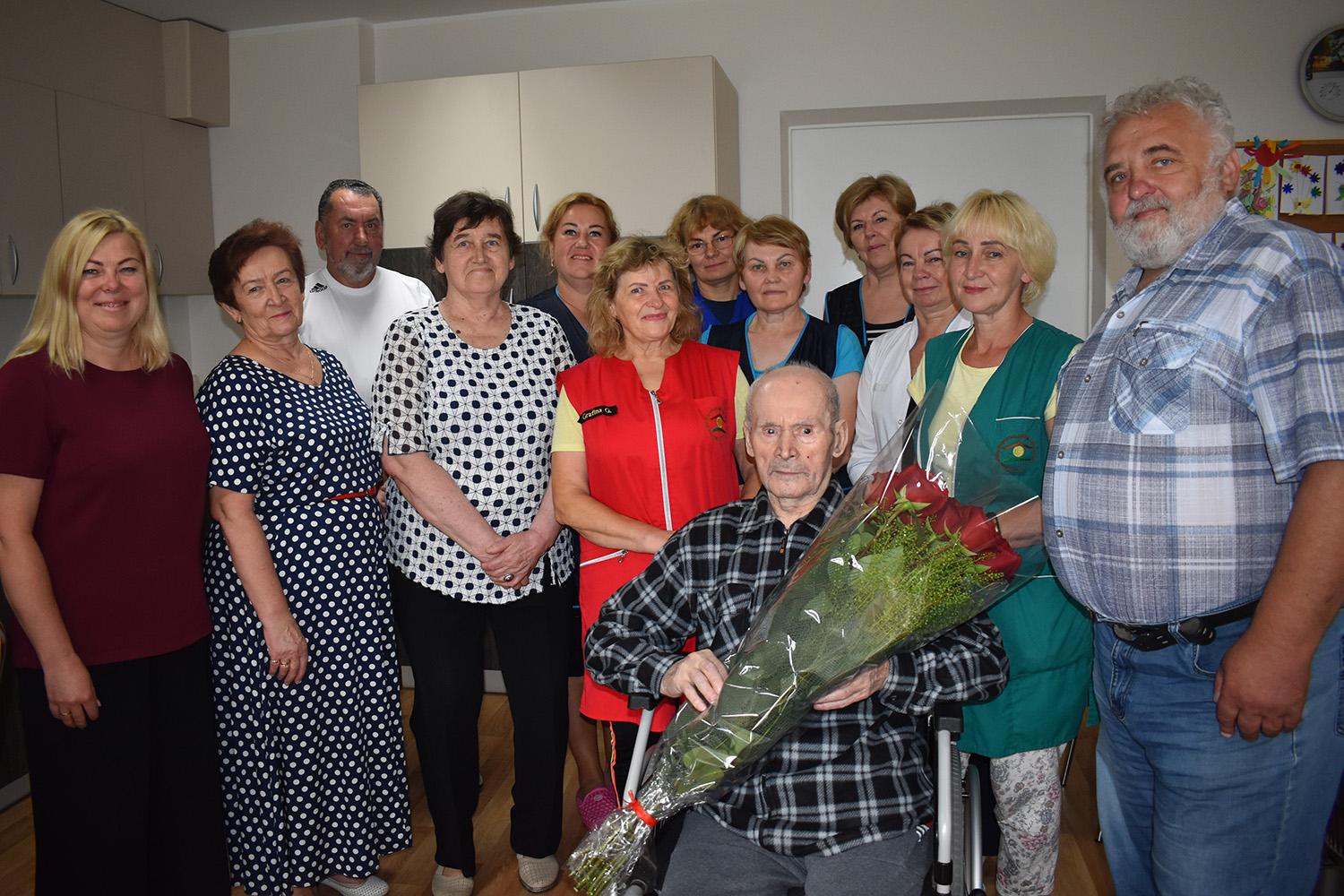 Pasveikino su 101-uoju gimtadieniu / Vilmos Belapetravičienės nuotr. Sukaktuvininkas A. Lapka sveikintojų būryje.