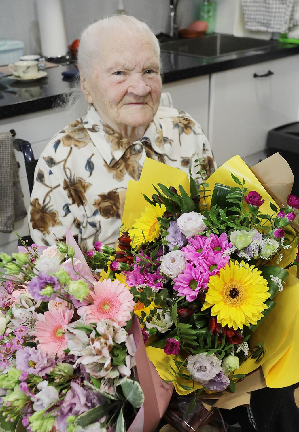 Pasveikinta 100-o metų sulaukusi ukmergiškė / Dainiaus Vyto  nuotr. E. Bačiulienė atšventė garbingą jubiliejų.