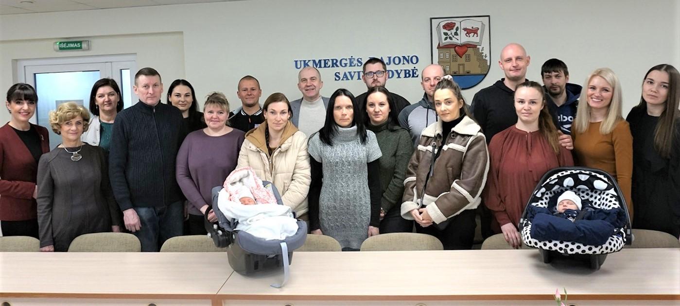 Pasveikinti mažieji ukmergiškiai / Tėveliams įteikti naujagimio kraiteliai.