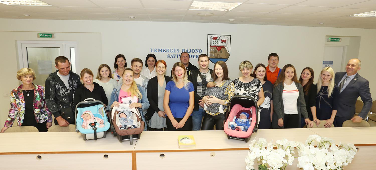 Pasveikinti naujagimių sulaukę ukmergiškiai / Meras R. Janickas visiems naujagimių tėveliams palinkėjo išauginti pilietiškus