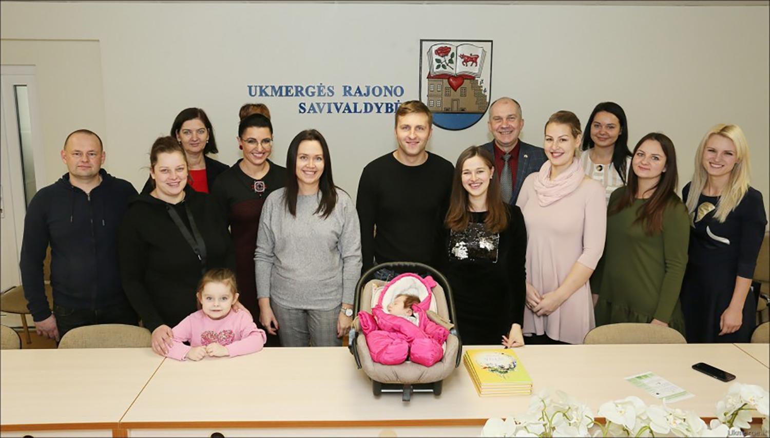 Pasveikinti naujagimių susilaukę ukmergiškiai / Įteikti naujagimio kraiteliai mažųjų ukmergiškių tėveliams. Dainiaus Vyto nuotr.