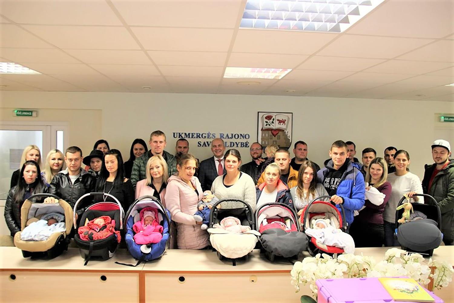 Pasveikinti naujagimių tėveliai / Kūdikiams įteiktos dovanos.