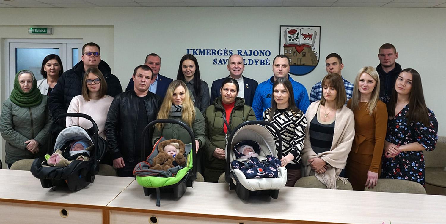 Pasveikinti neseniai gimę mažieji ukmergiškiai / Naujagimio kraiteliai įteikti mažiesiems ukmergiškiams.