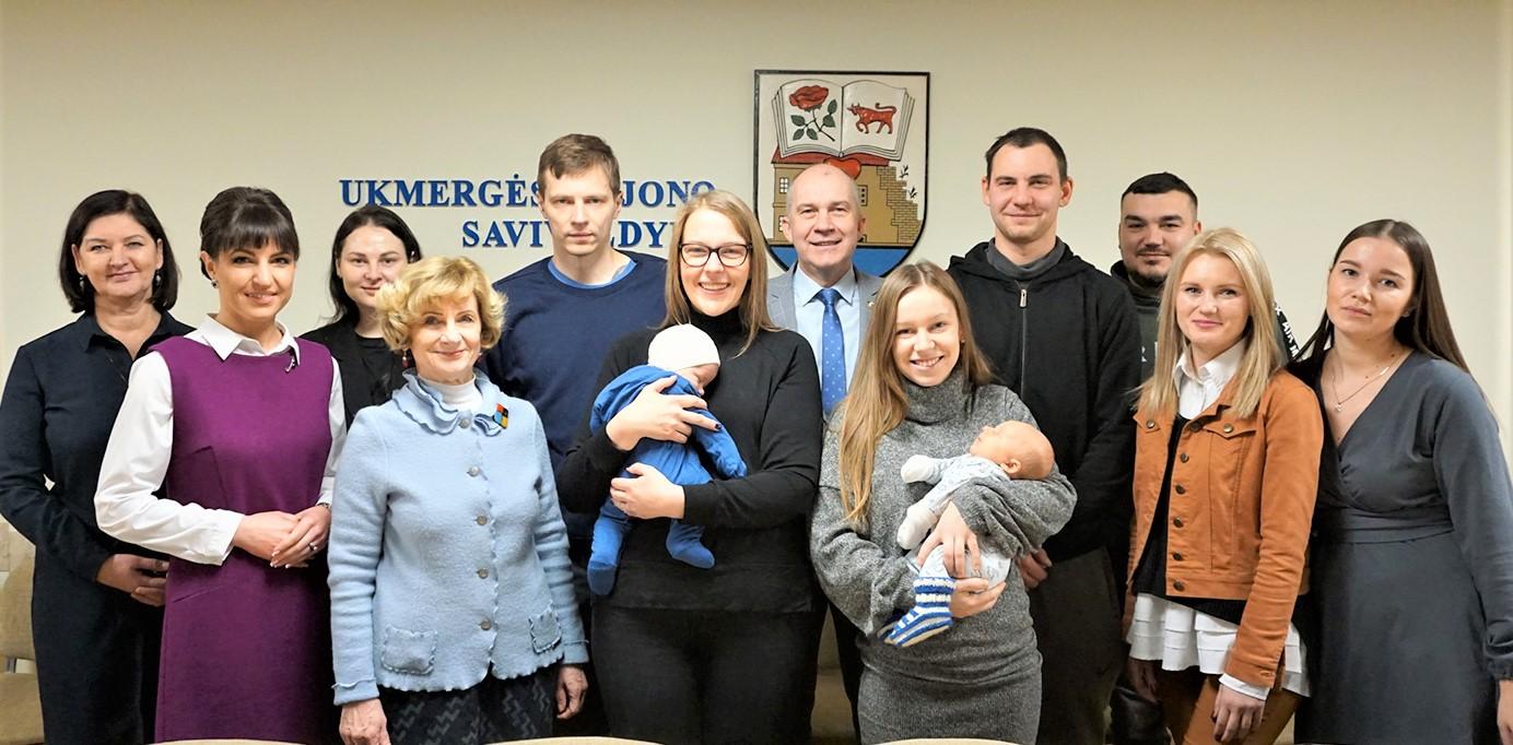 Pasveikinti pasaulį išvydę mažieji ukmergiškiai / Rajono vadovai naujagimio kraitelius įteikė mažųjų ukmergiškių tėveliams.