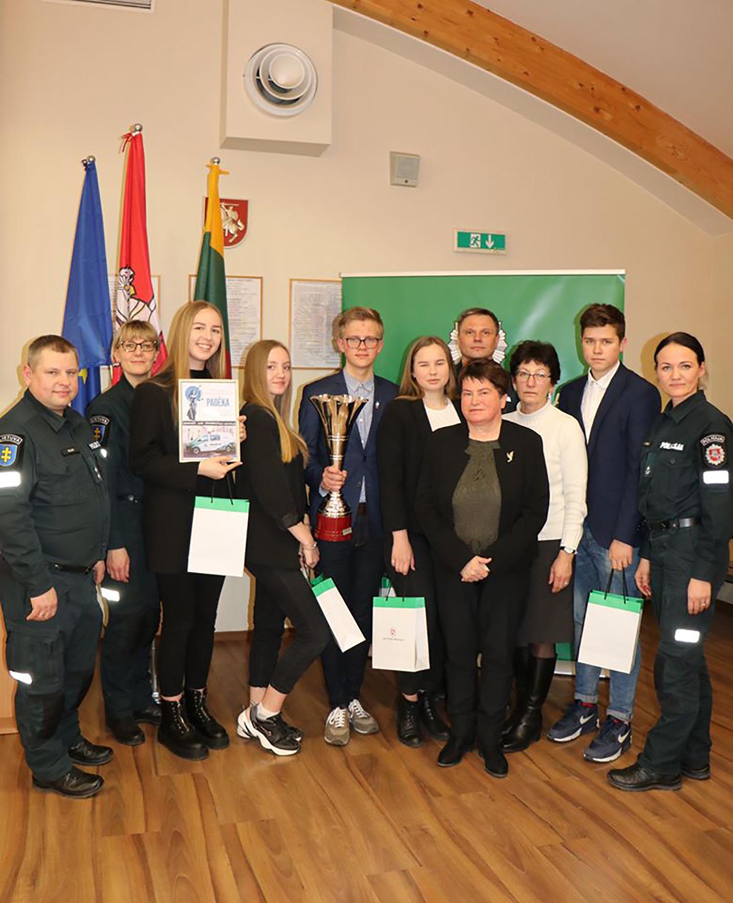 Pateko į antrą turą / Konkurse nugalėjo Jono Basanavičiaus gimnazijos komanda.