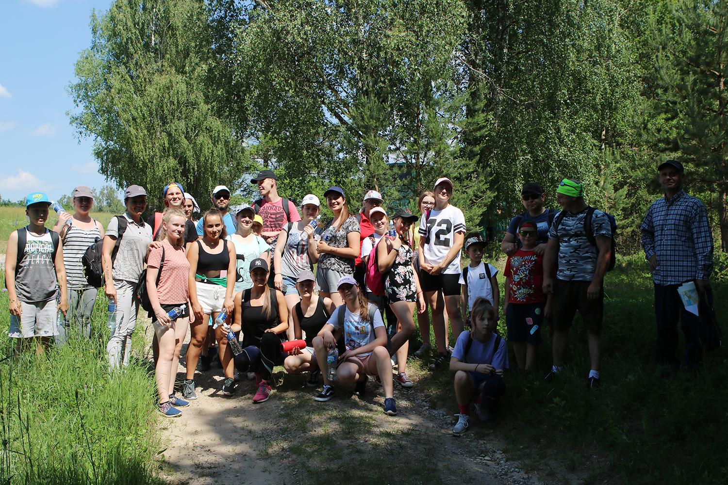 Pats karščiausias jaunųjų policijos rėmėjų žygis / Jaunieji policijos remėjai su eiguliu G. Meidumi.