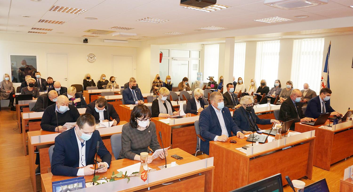 Patvirtino ataskaitas ir pritarė skyriaus uždarymui / Gyvenimas grįžta į senas vėžes – savivaldybės taryba renkasi jau ne į virtualų posėdį