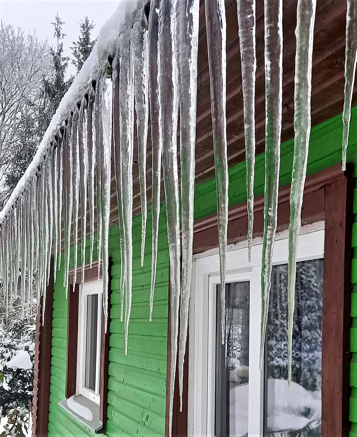Pavojingus varveklius būtina šalinti / Ant galvos nukritus tokiam varvekliui galima smarkiai susižaloti.