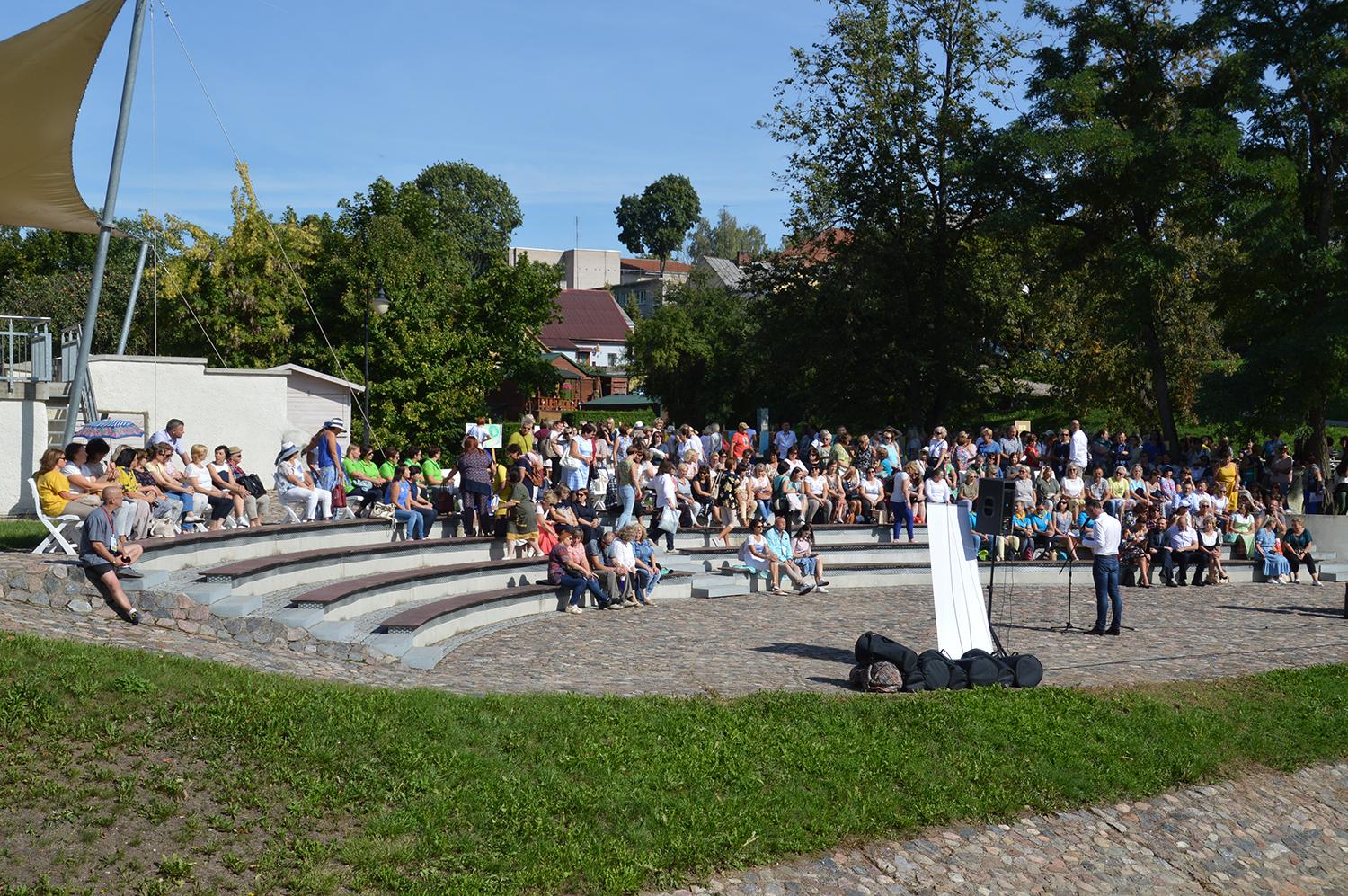 Pedagogai rinkosi į antrąjį pikniką / Autoriaus nuotr. Vasarą mokytojai užbaigė kartu.
