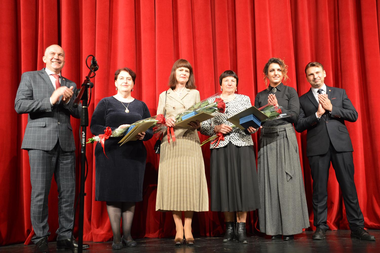 Pedagogams – gražiausi žodžiai ir padėkos / Autoriaus nuotr. Pagerbti geriausi rajono mokytojai.