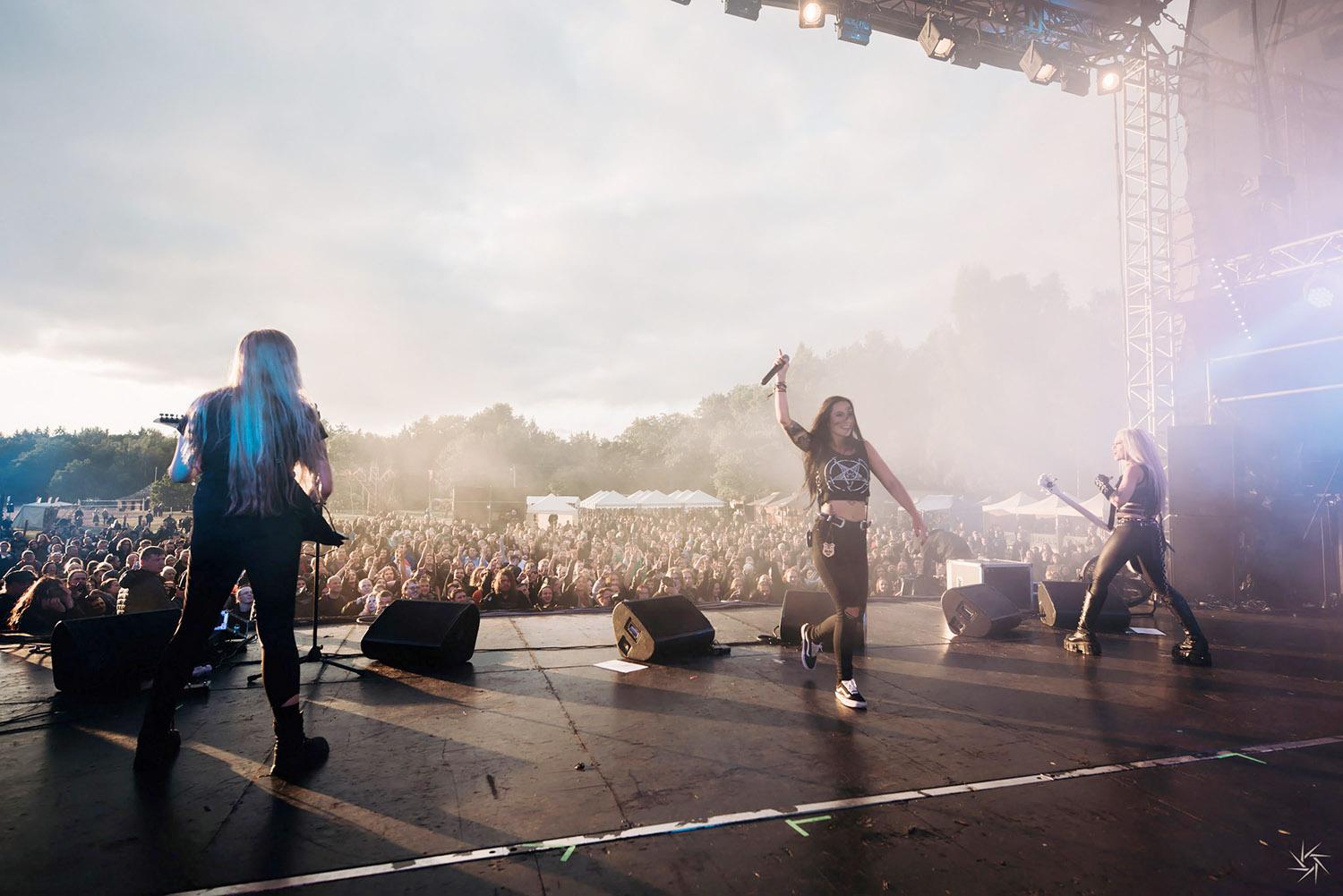 Per Jonines griaudės folkloro ir sunkiosios muzikos festivalis / A. Smetonos dvaro teritorijoje tris dienas ir tris naktis skambės muzika.  Organizatorių nuotr.