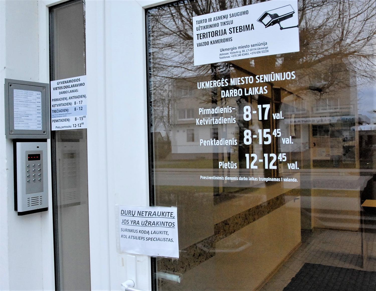 Per karantiną užrakintos seniūnijos durys tokios ir liko