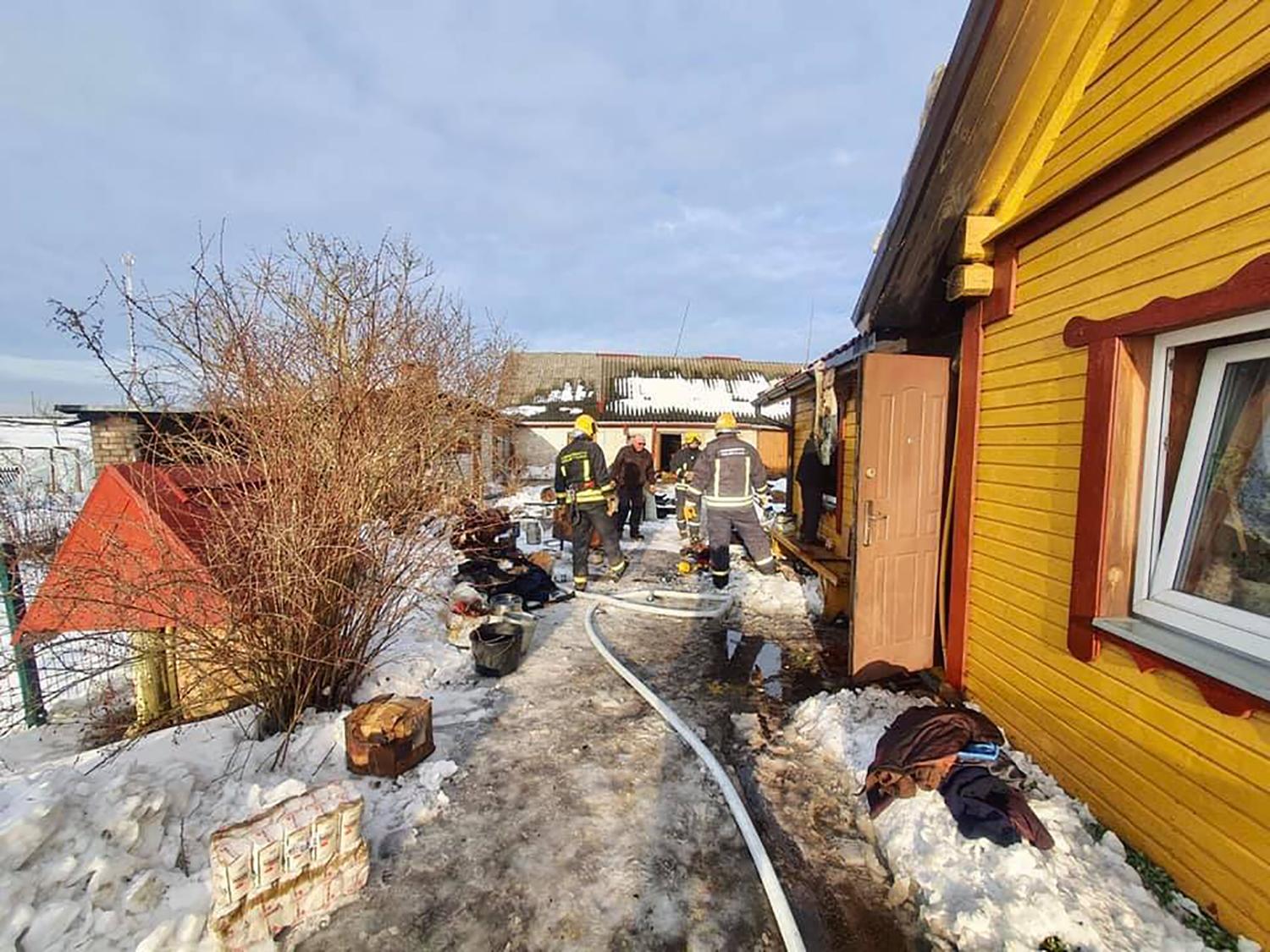 Per kelias dienas tuo pačiu adresu – du gaisrai / Antrojo gaisro metu užsiliepsnojo gyvenamasis namas.  Ukmergės PGT nuotr.