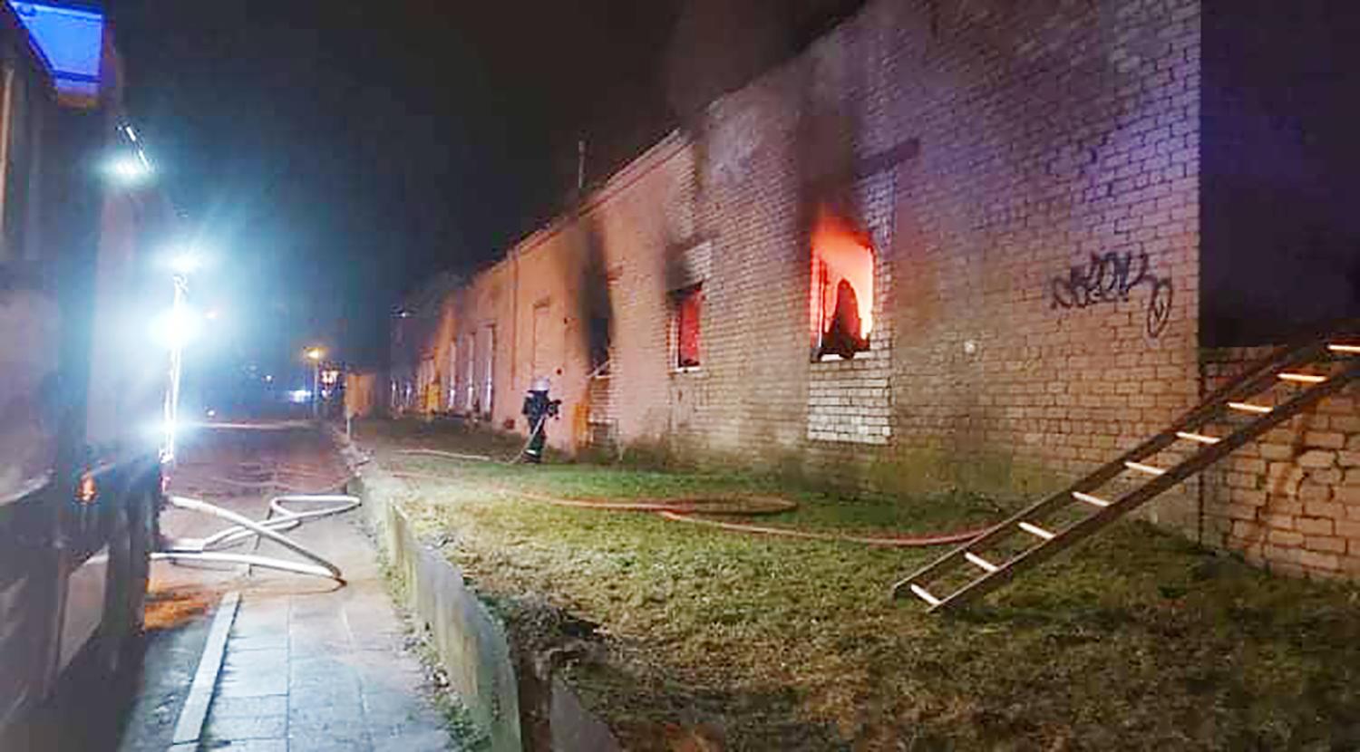 Per parą Ukmergėje degė du autoservisai / Ugniagesiai tramdo degančio autoserviso liepsnas.  Ukmergės PGT nuotr.