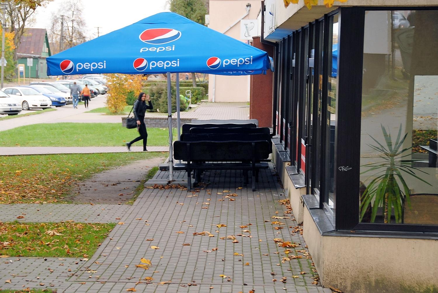 Pėstiesiems kelią pastojo suolai / Suolai prie kavinės jau sunešti.