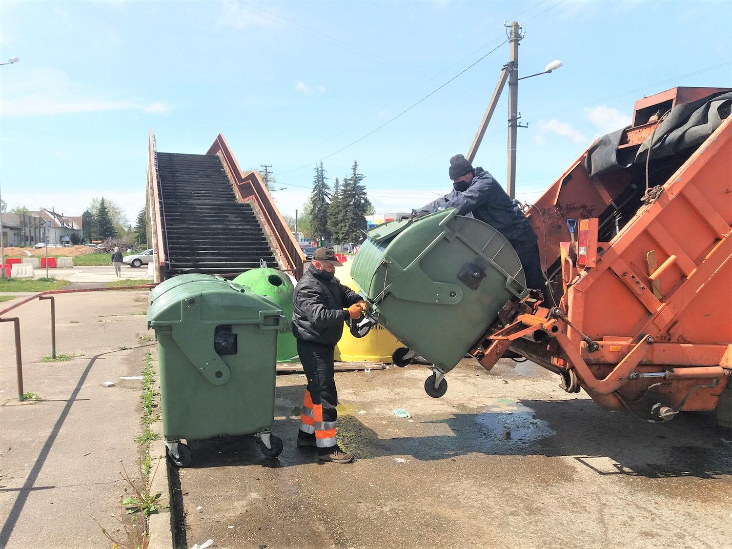 Piktina neplauti konteineriai / Konteineriai turi būti plaunami kartą per tris mėnesius.
