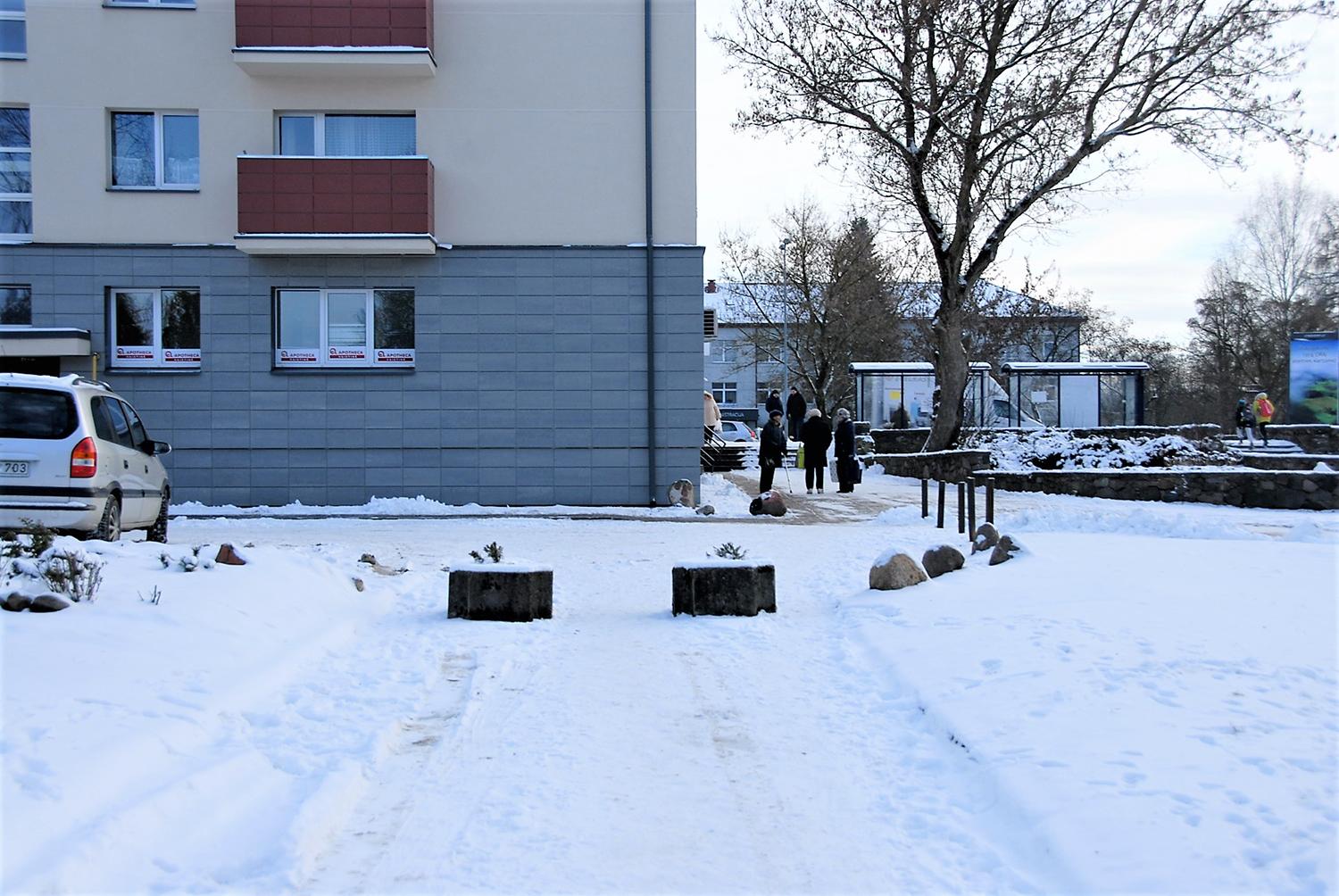 Piktinasi dėl užtverto eismo / Vairuotojai tikina dabar dėl uždarytos gatvės patiriantys daug nepatogumų. Gedimino Nemunaičio nuotr.