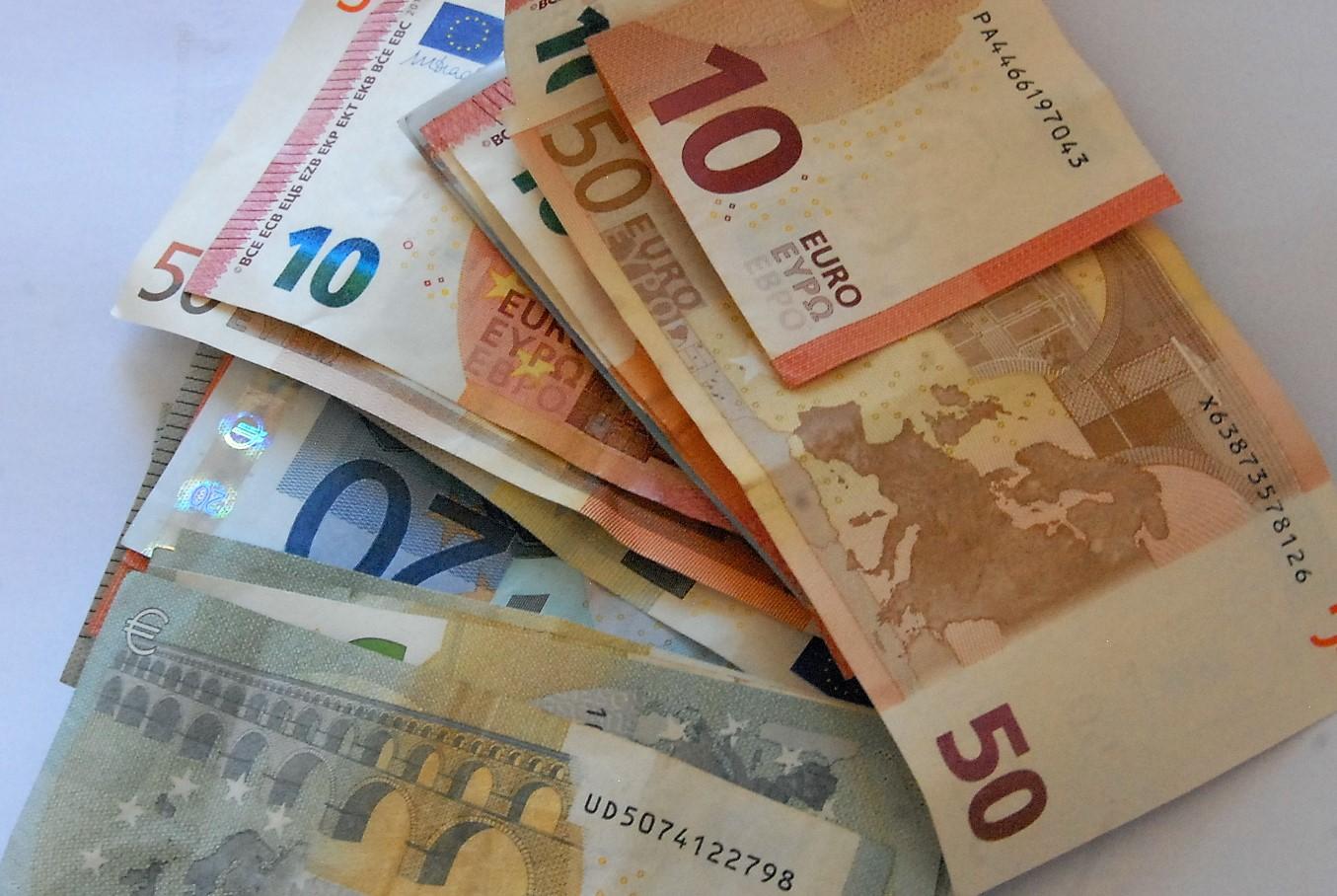 Pinigus pervedė nežinia kam /