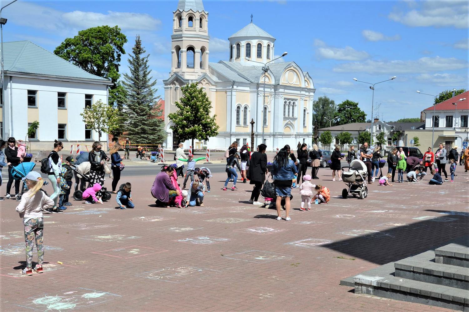Pirmąją vasaros dieną – šventė vaikams ir koncertai / Prie Kultūros centro šurmuliavo vaikai.  Autoriaus nuotr.
