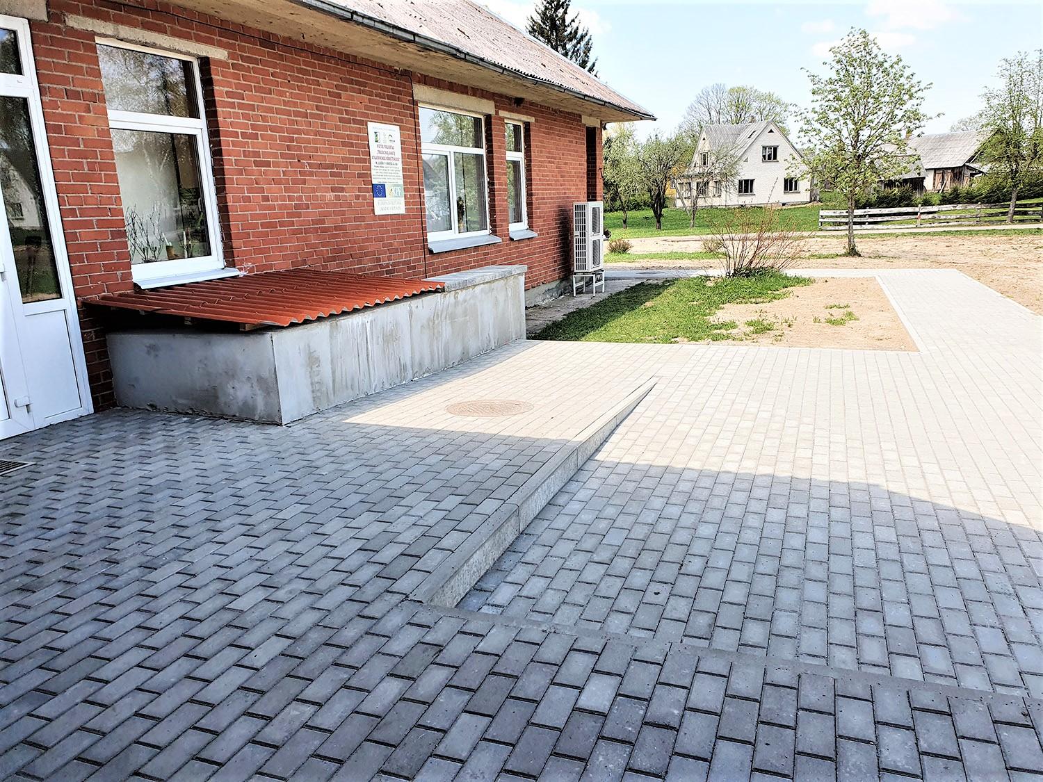 Pivonijos seniūnijoje daugėja sutvarkytų erdvių / Suklotos trinkelės Krikštėnuose.