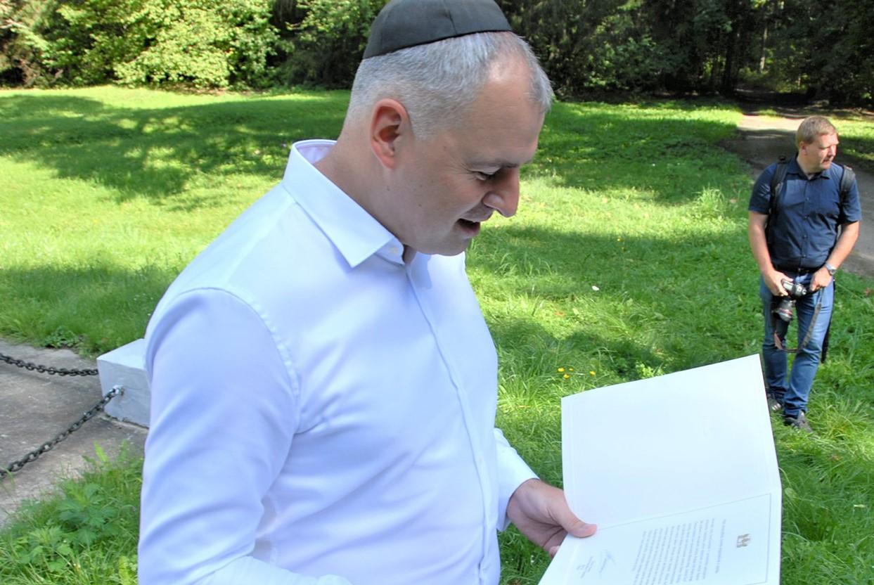 Pivonijos šile prisimintos žudynių aukos / Ukmergės žydų bendruomenės pirmininkas A. Taicas.G.Nemunaičio nuotr.