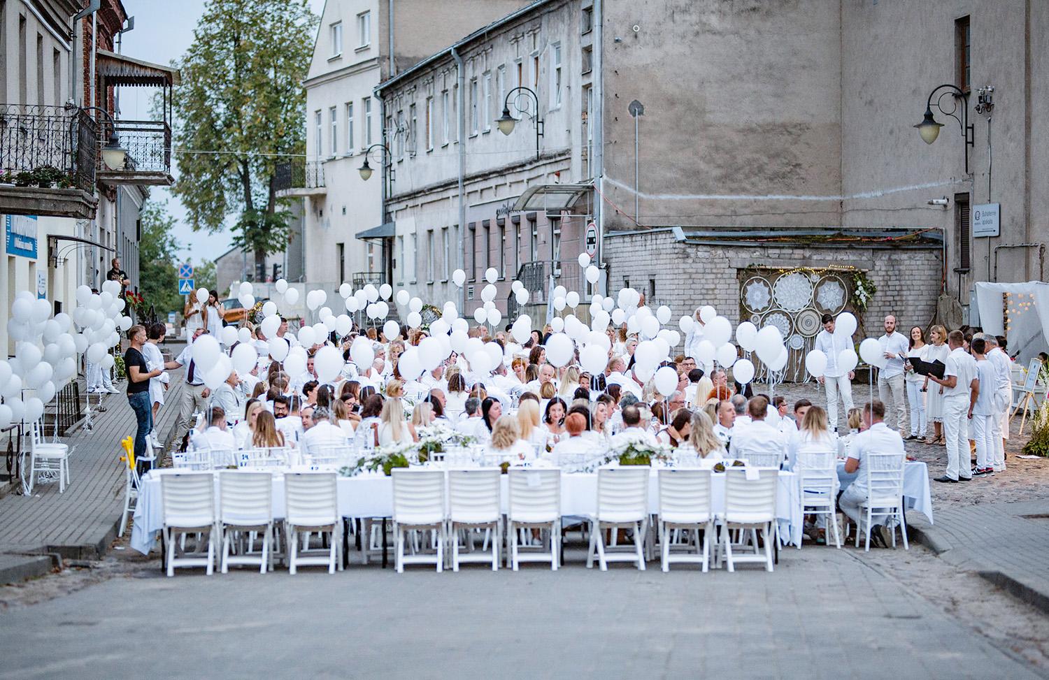 Planuoja rengti „Baltą vakarienę“ /