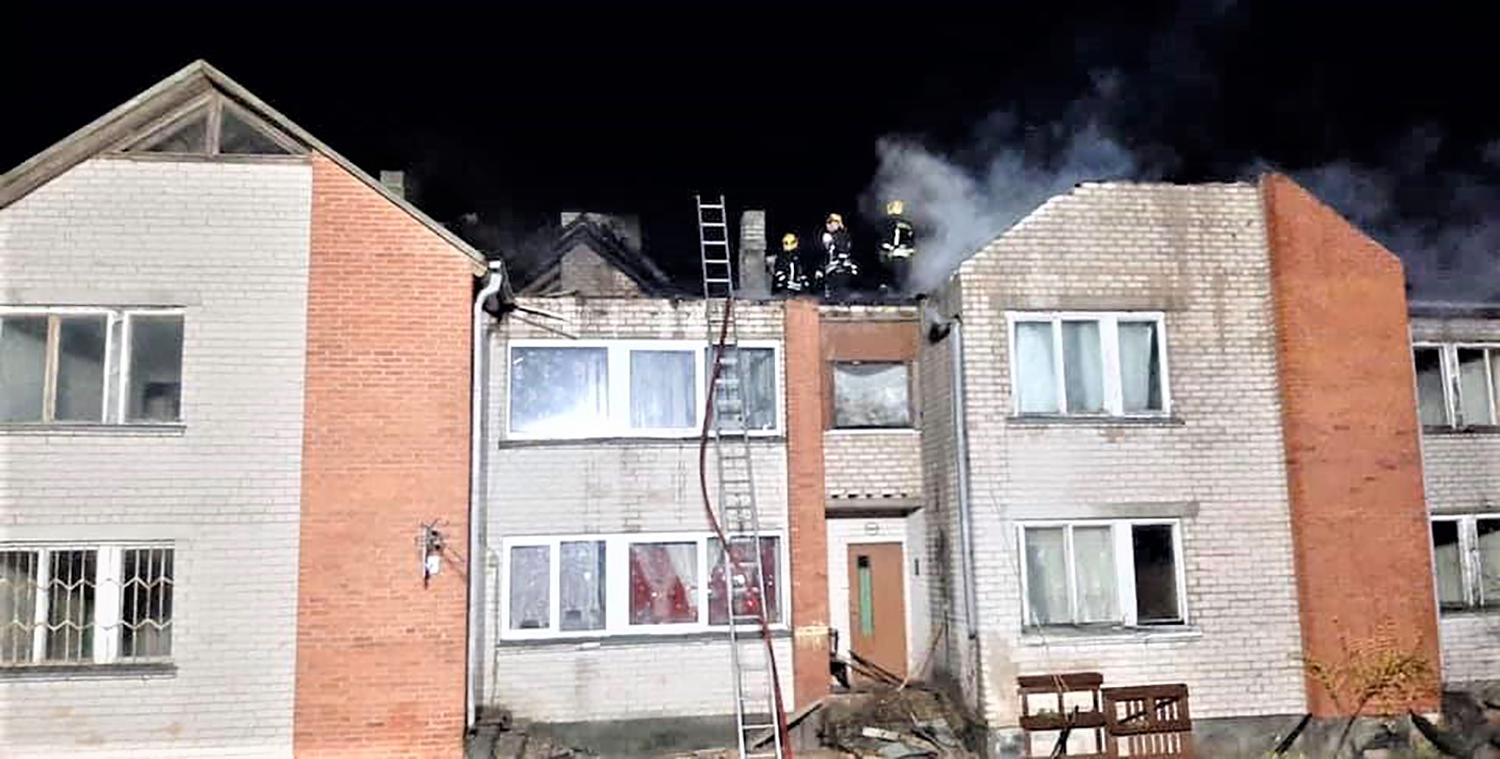 Po gaisro liko be pastogės / Gaisrą gesino visą naktį.  Ukmergės PGT nuotr.