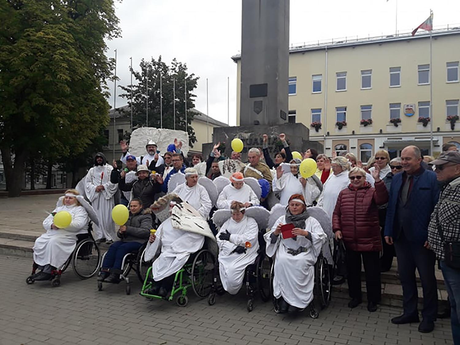 Po miestą judėjo „angelai“ / Vienas iš lankytų objektų – Laisvės paminklas.