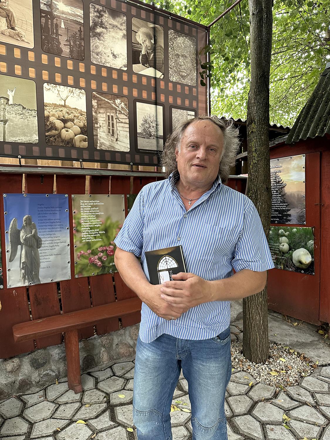 „Poezijos knygą išleido žmonės“ / Autorės nuotr. A. Kuliešis prieš metus savo kieme įkūrė „Grafo“ galeriją