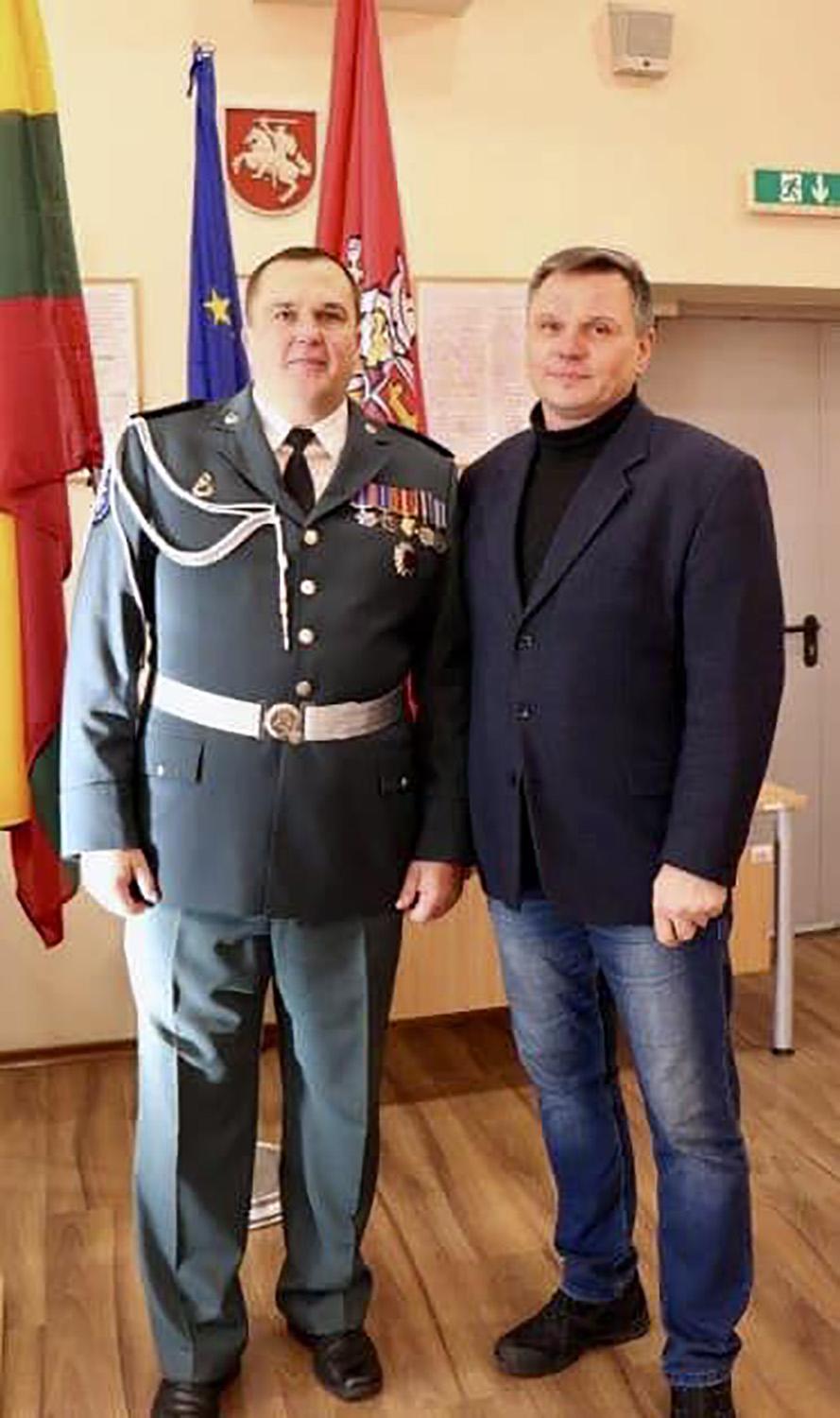 Policijoje dirbo 32-ejus metus / Ukmergės r. policijos komisariato viršininkas Saulius Kazlauskas (dešinėje) padėkojo Sigitui Kalesnykui už tarnybą policijoje