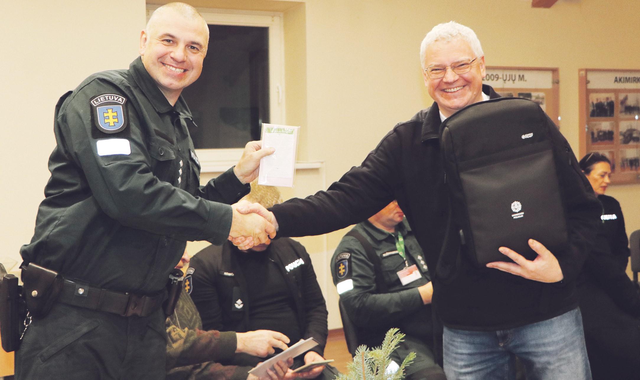 Policijos komisariate – adventinė popietė / Policijos darbuotojus pasveikino į svečius atvykęs buvęs mūsų komisariato kapelionas kunigas Šarūnas Petrauskas.